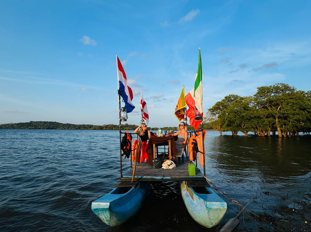 Kantalai餐馆和美食-Blue Boats On The Edge