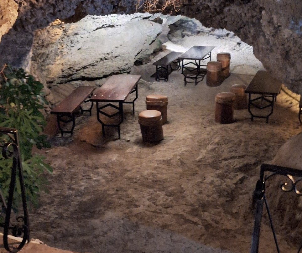 Cave Bar-卡拉马其必去景点