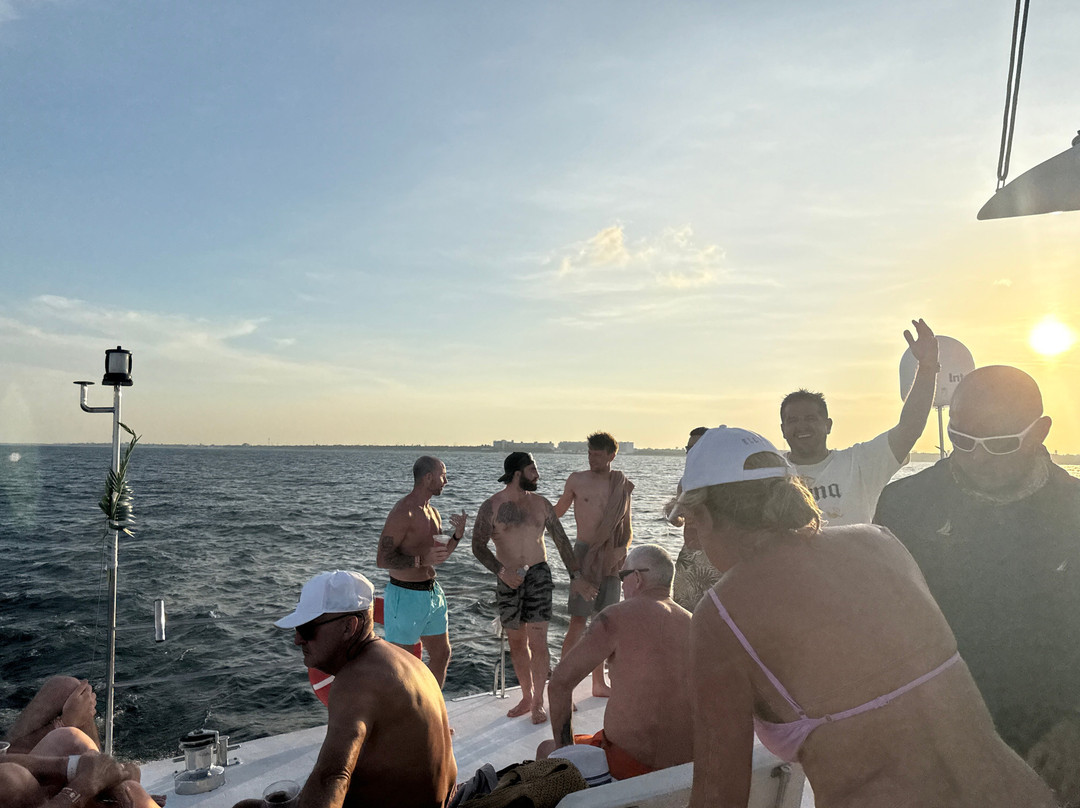 Paradise Catamarans-从莫雷洛斯港必去景点