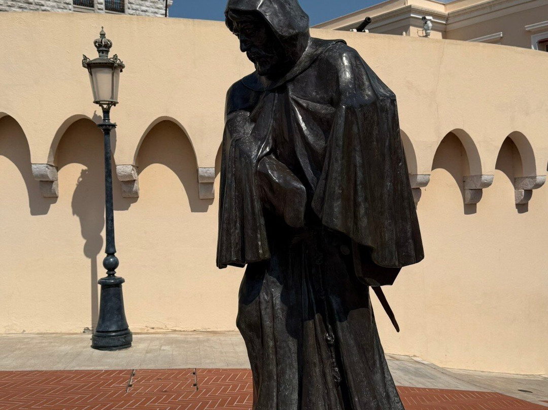 Grimaldi Statue-摩纳哥城必去景点