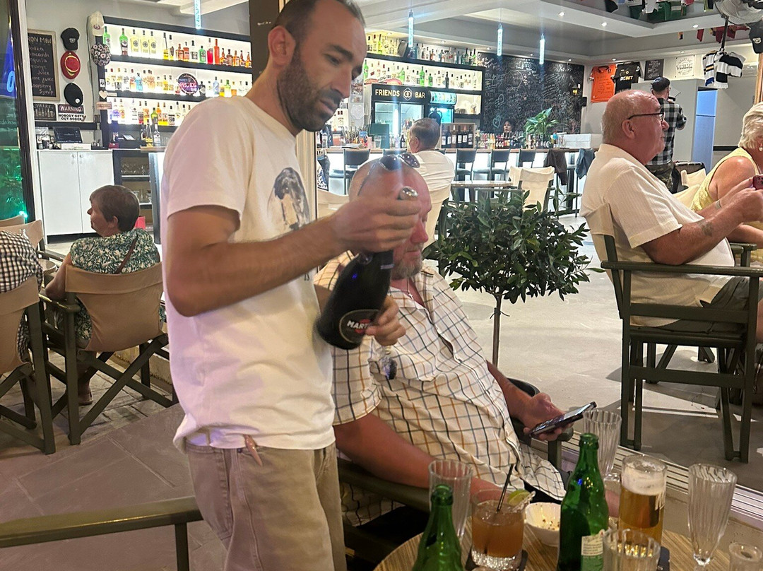 Friends Bar-卡拉马其必去景点