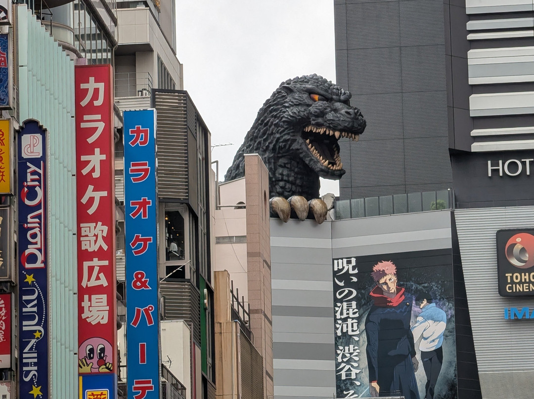新宿哥斯拉等比头雕-Kabukicho必去景点