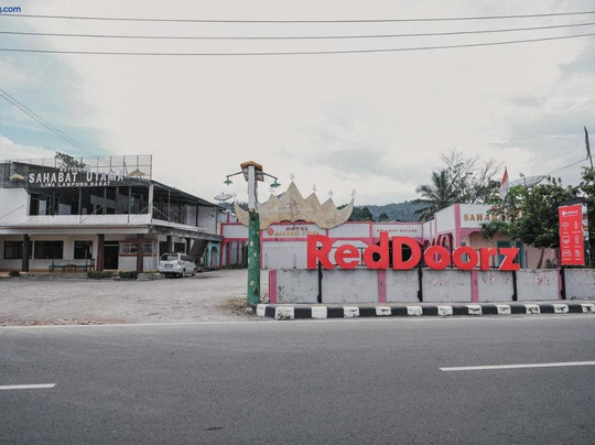 RedDoorz Syariah near Kebun Raya Liwa