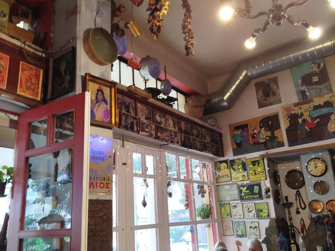 To Koutoúki Tou Tsekoúra