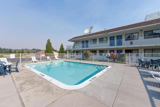 Shasta Vista Inn & Suites