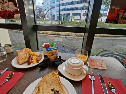 德贝尔尼酒店主图