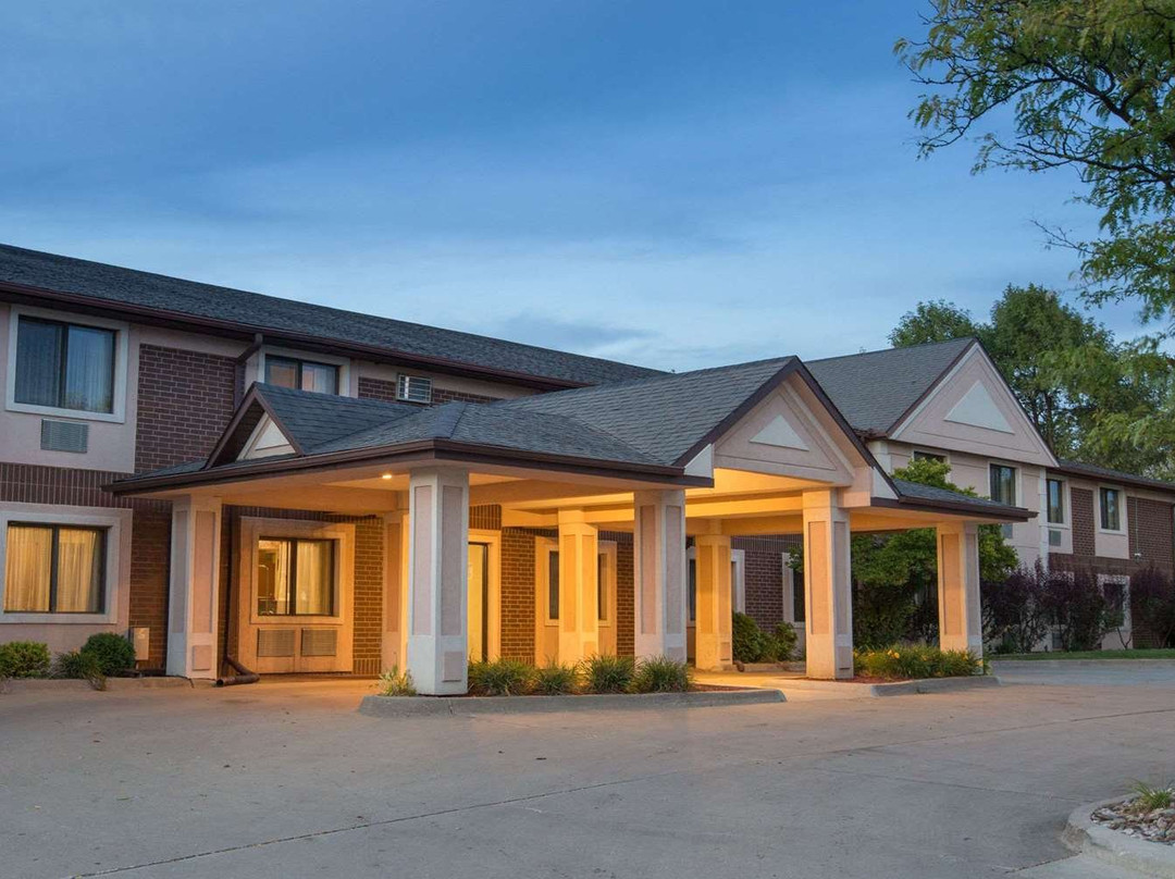 Super 8 by Wyndham Clive / W Des Moines