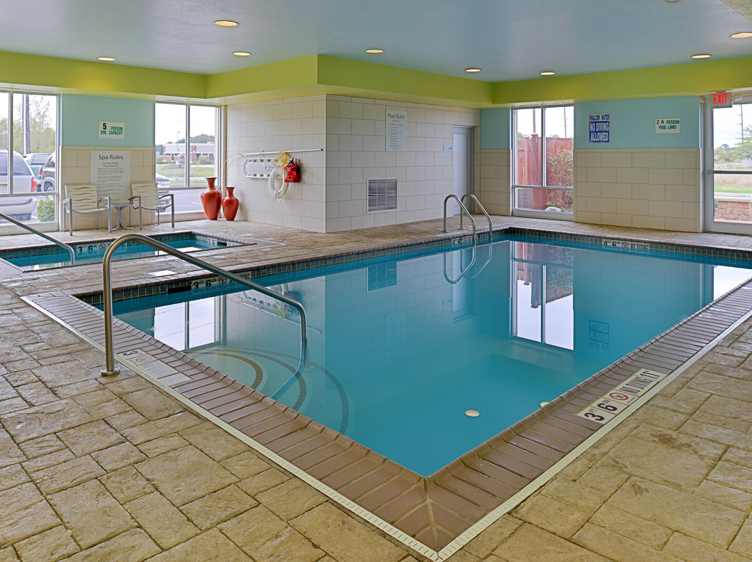 Holiday Inn Express & Suites Terre Haute by IHG主图