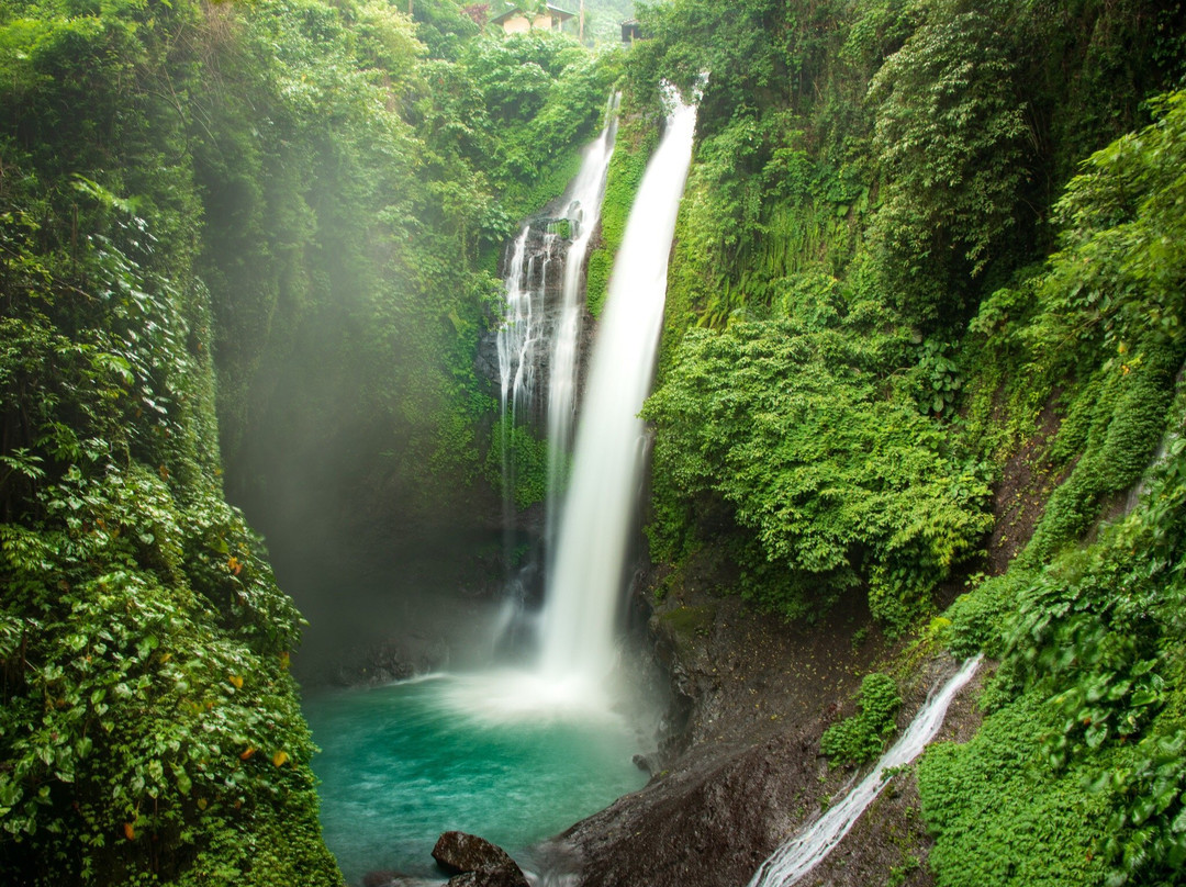 Aling-Aling Waterfall景点图片