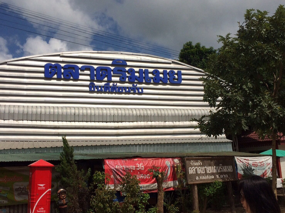 Phra That Pha Daeng旅游景点-Rim Moei Market