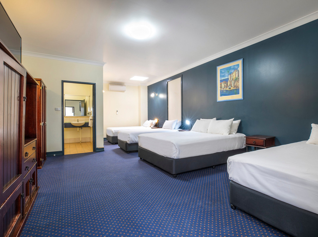 Nightcap at Atherton Hotel主图