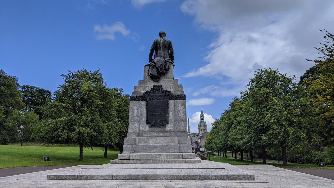 Andrew Carnegie Statue-丹弗姆林必去景点