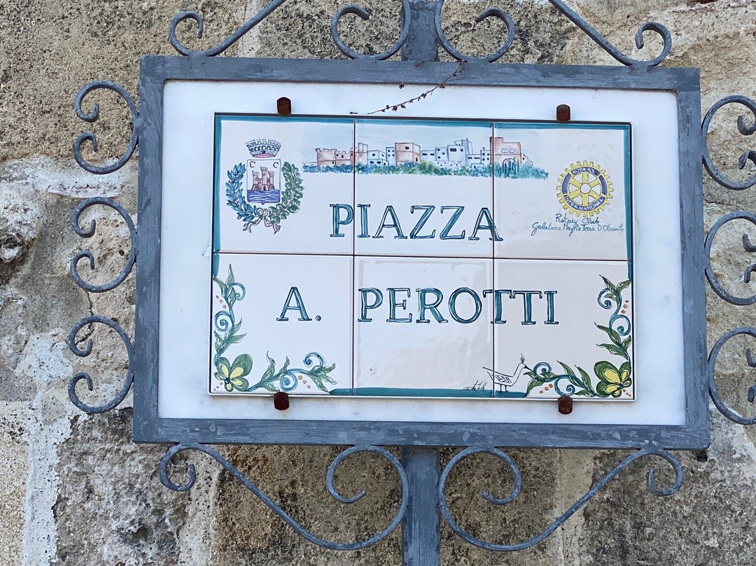 Piazza Perotti-Castro必去景点