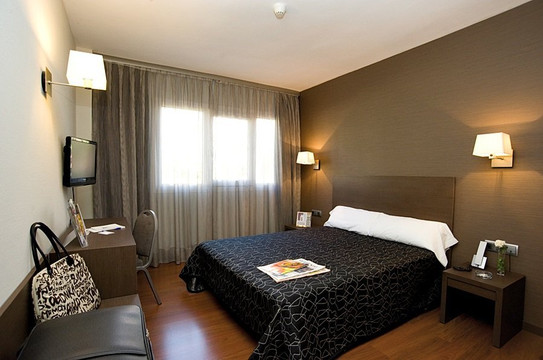 西斯内罗斯酒店主图