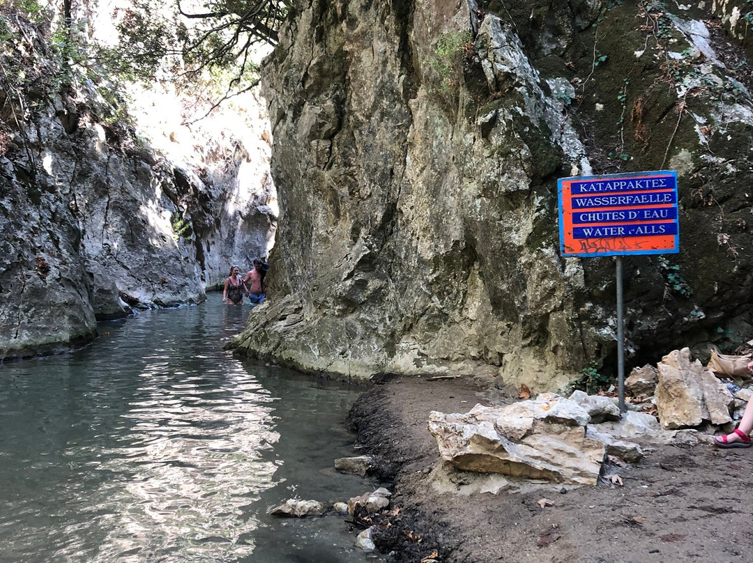 Potami Waterfalls-Karlovasi必去景点