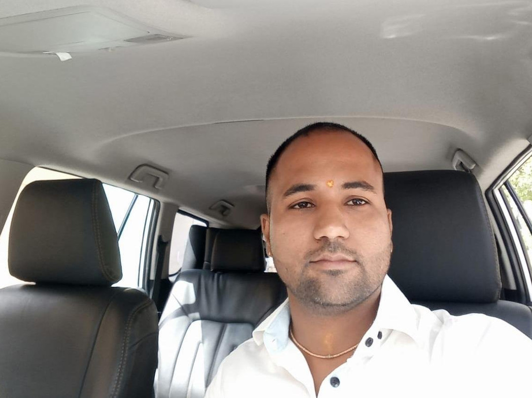 India saying namaste Trips-阿尔瓦必去景点