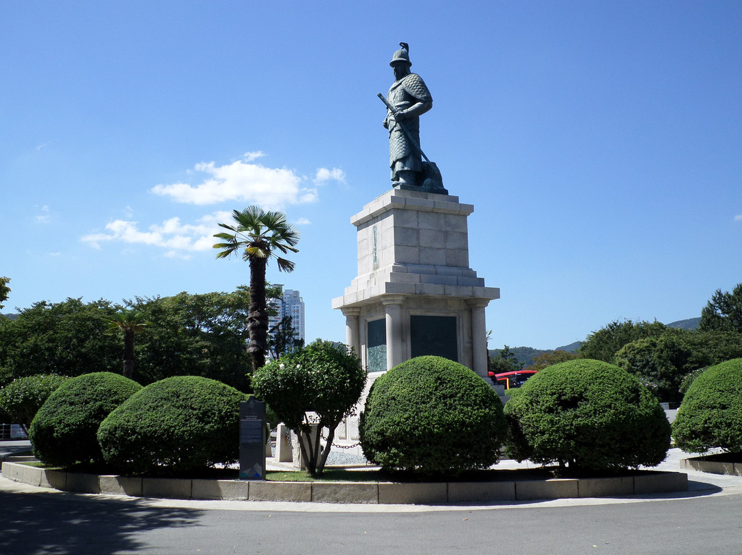 Statue of Chungmoogong-釜山必去景点