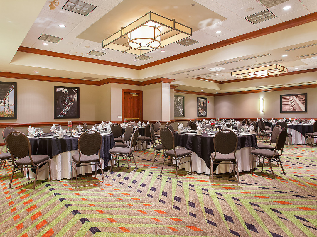 大学广场保龄格林假日酒店主图