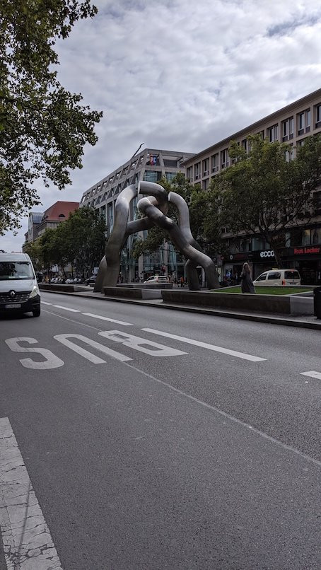 Berlin Sculpture (Broken Chain)景点图片