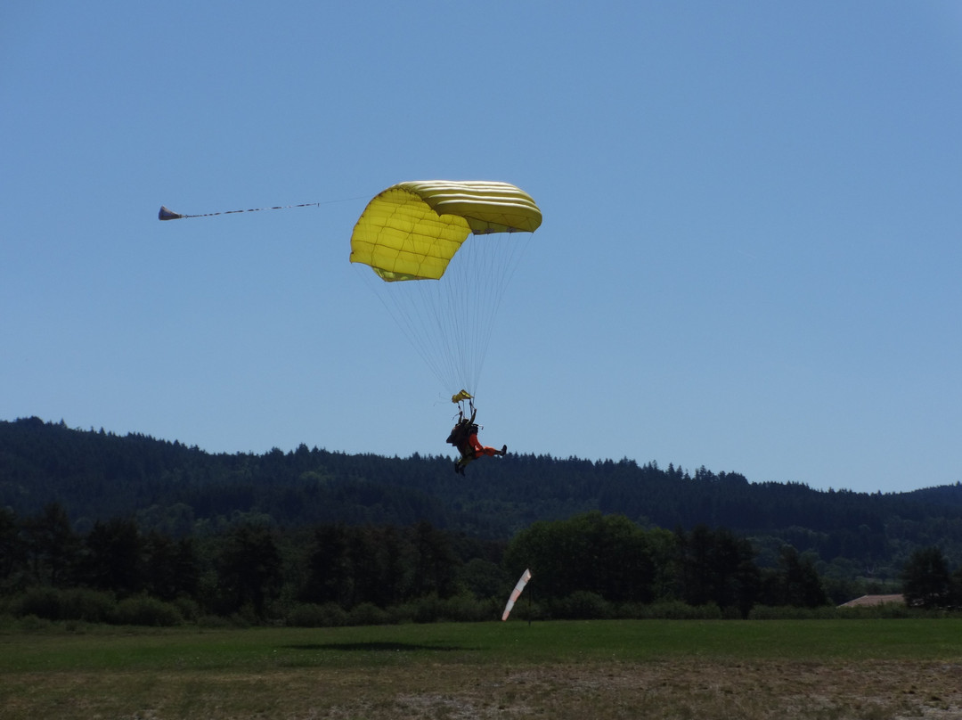 Auvergne Parachutisme景点图片