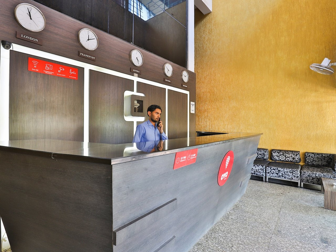 Super Townhouse Oak Bharuch Near Railway Station主图