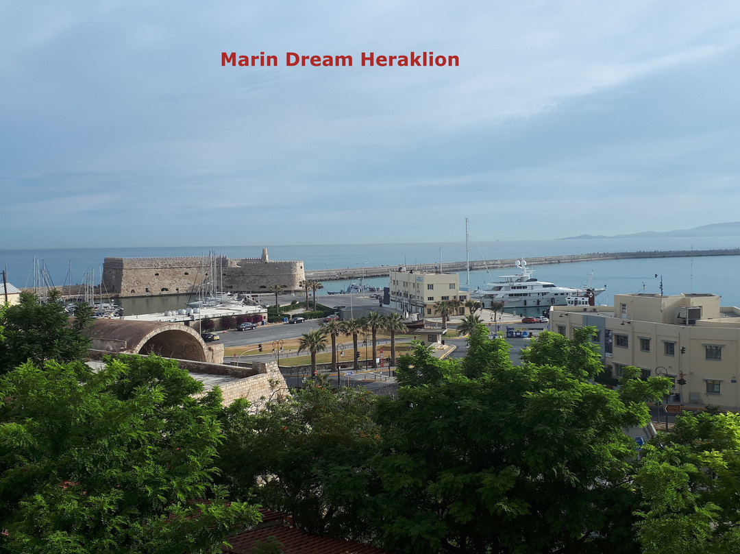 马林梦幻酒店主图