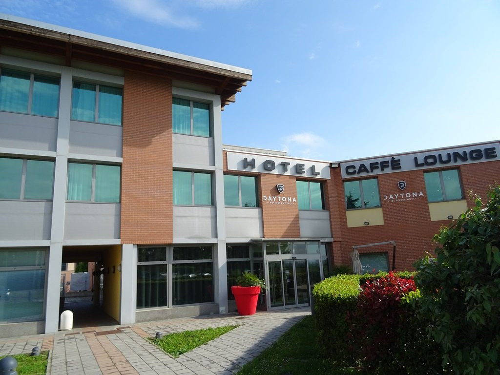 多尼诺林宝坚尼商务酒店主图