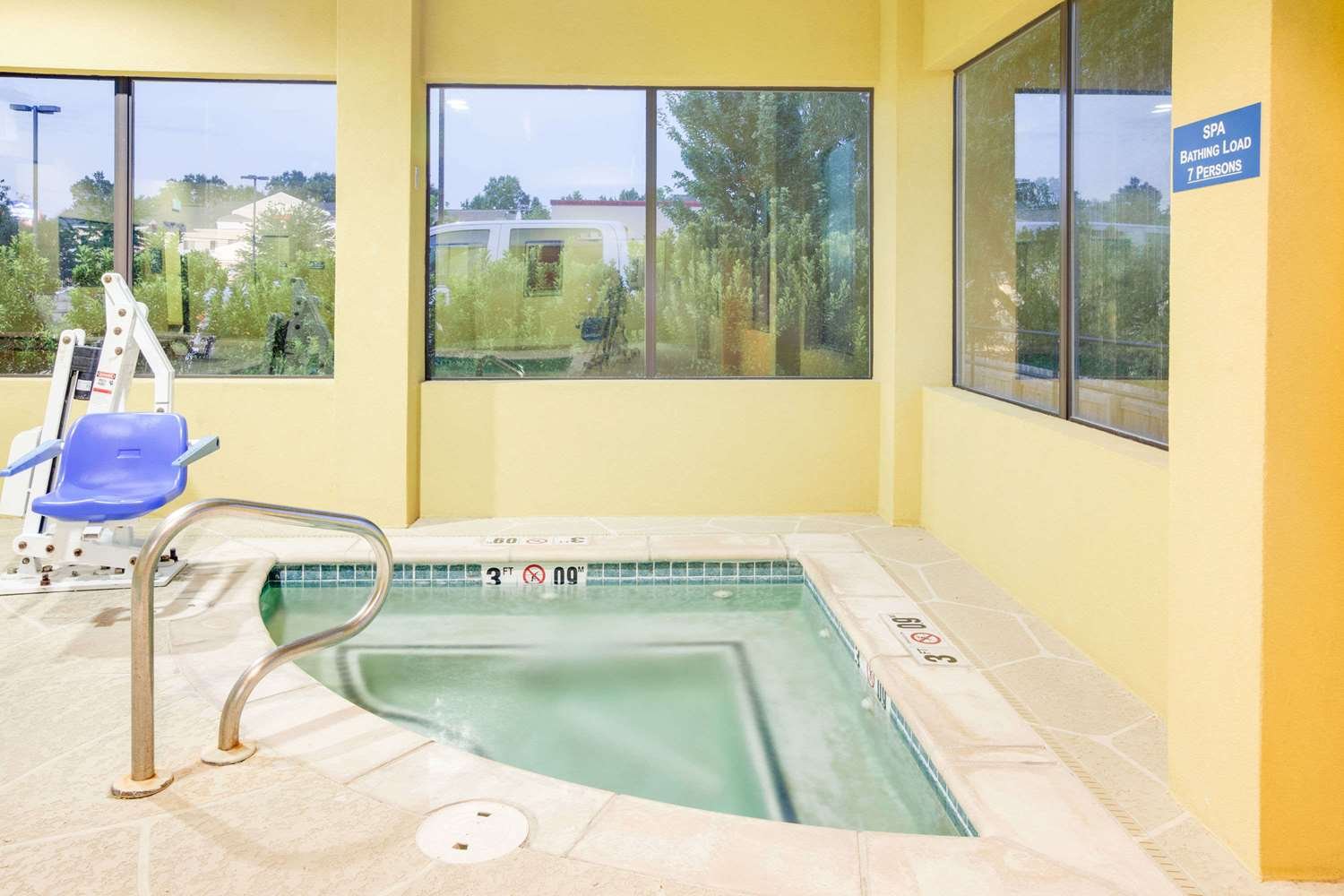 Days Inn & Suites by Wyndham Russellville-官方