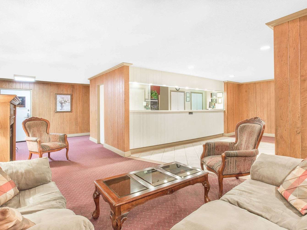 Howard Johnson by Wyndham Staunton主图