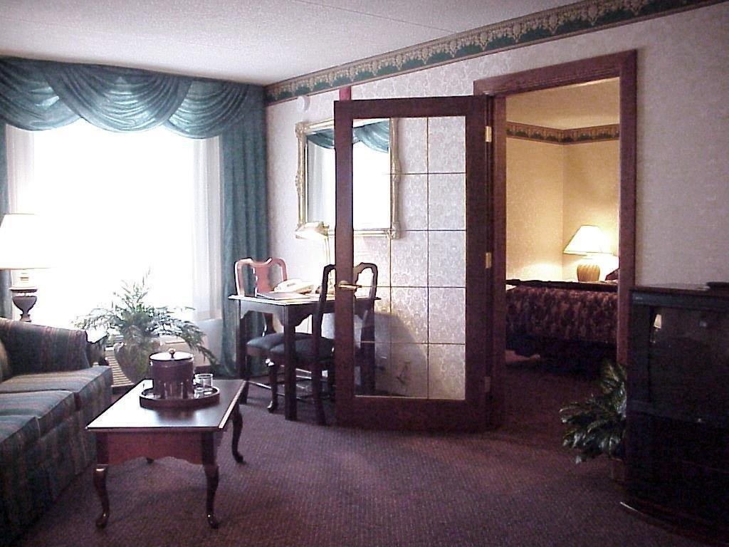 The Plaza Hotel & Suites主图