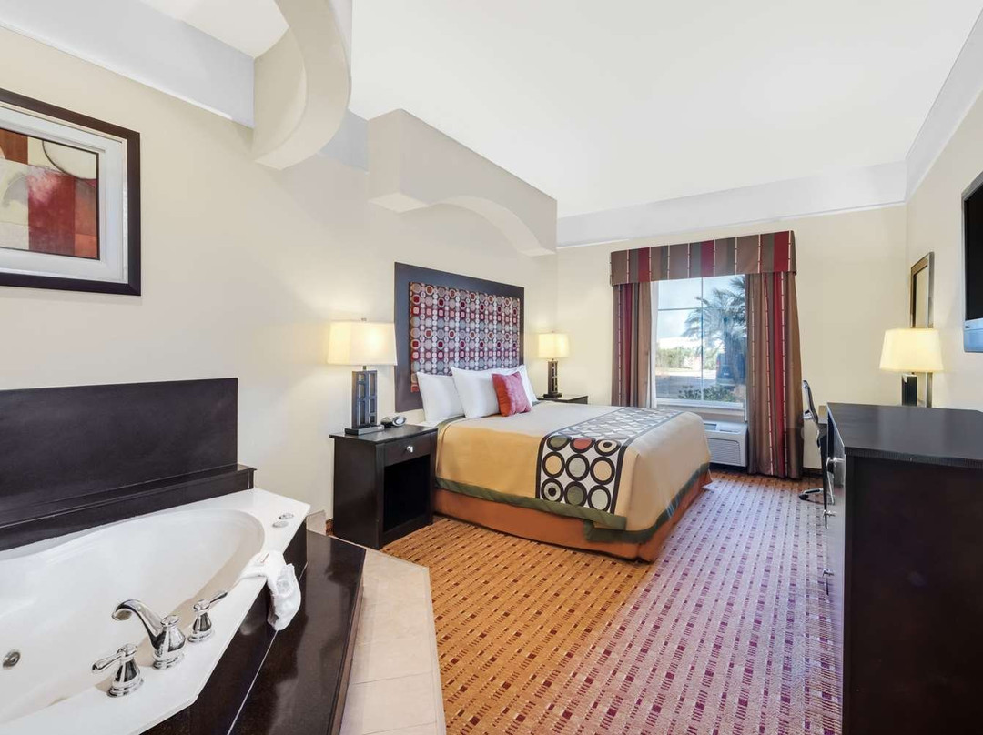 贝斯特韦斯特普勒斯体育场旅馆&套房酒店主图