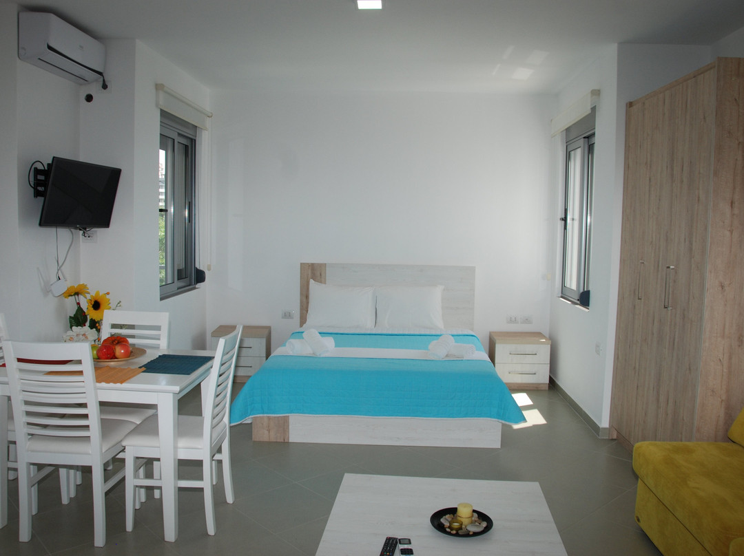 Elegance Apartments主图