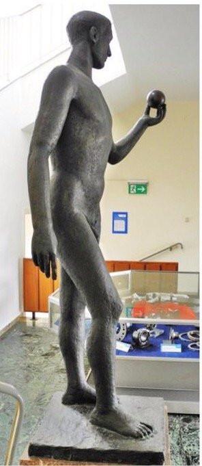 Männliche Figur mit Kugel SKF-施泰尔必去景点