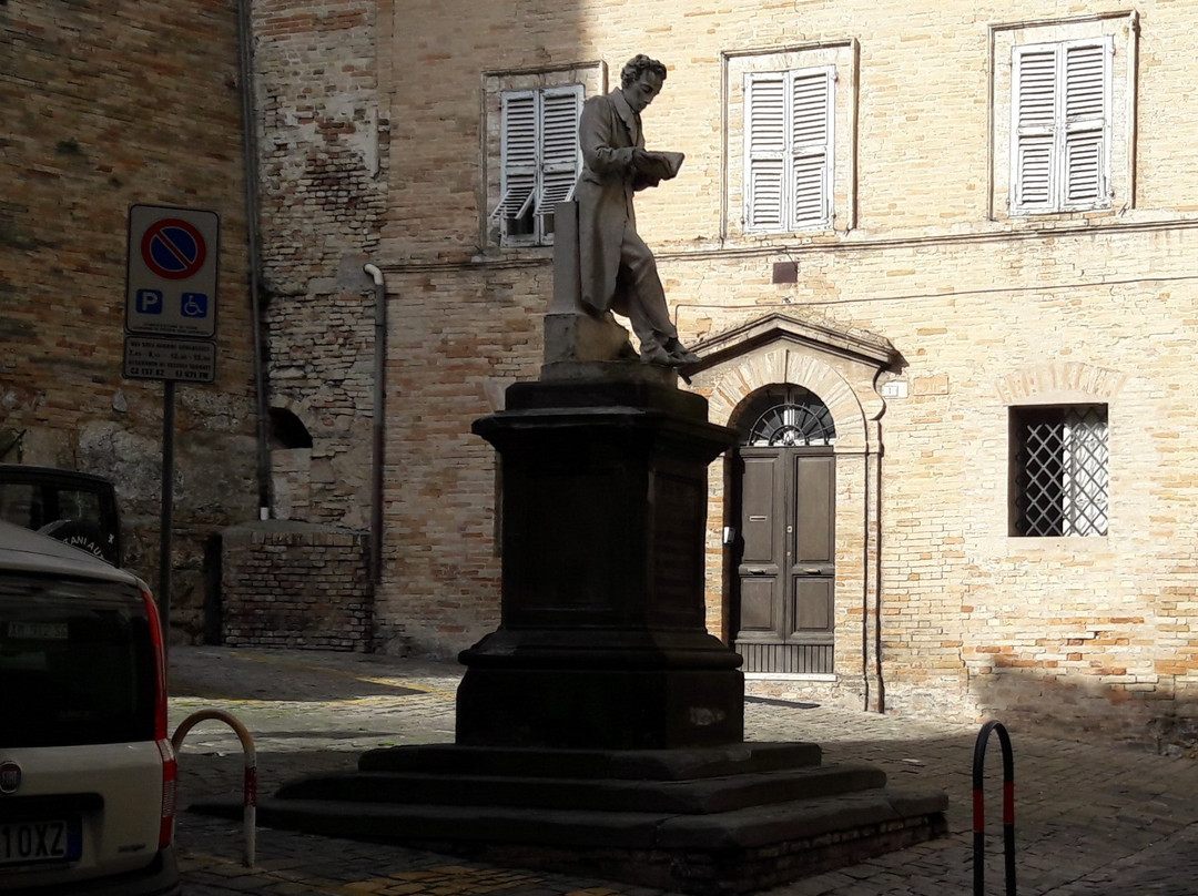 Statua di Giacomo Leopardi
