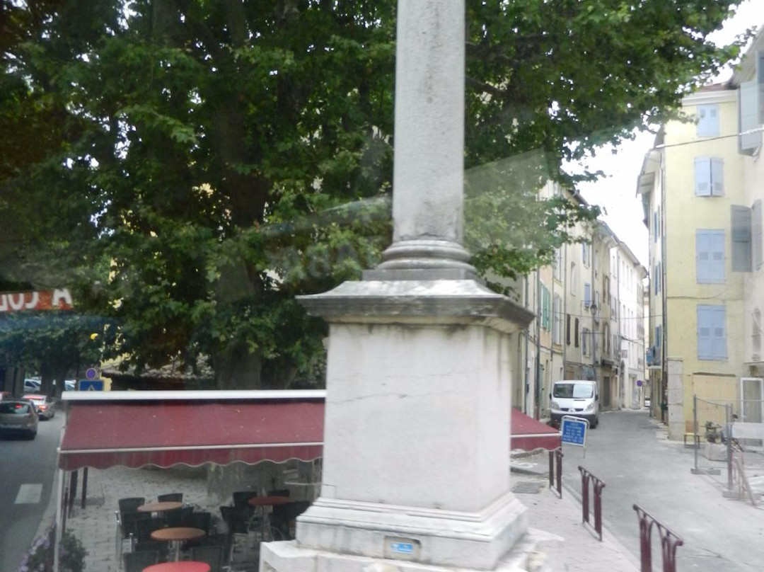 Fontaine de la Colonne-Riez必去景点