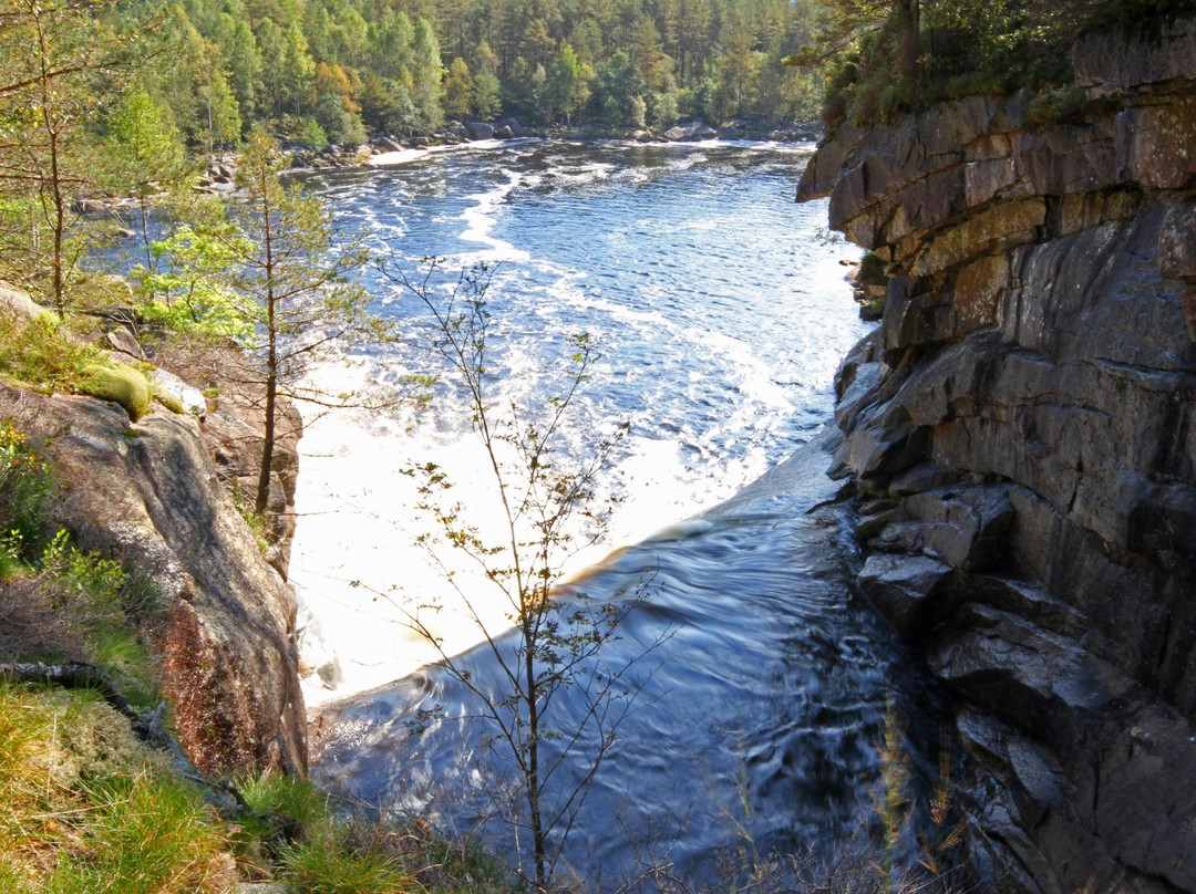 Rafoss Waterfall景点图片