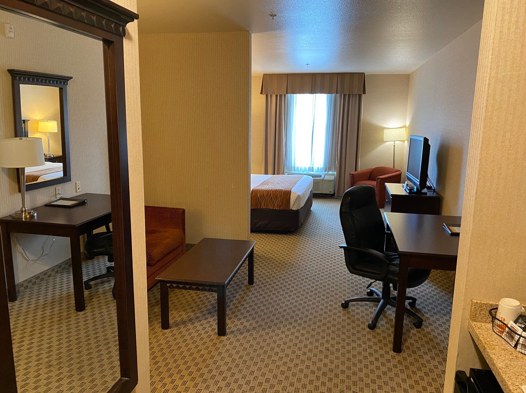 亨德森凯富套房酒店主图