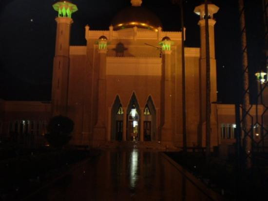 Omar Ali Saifuddien Mosque-斯里巴加湾必去景点