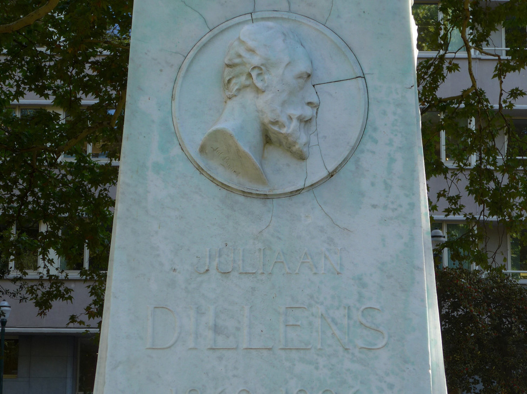 Monument à Julien Dillens-伊克塞尔必去景点