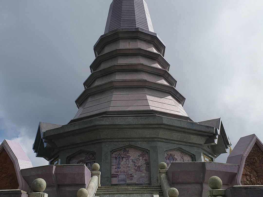 Twin Royal Stupas (Phra Maha Dhatu Nabha Metaneedol and Nabhapol Bhumisiri-宗通必去景点