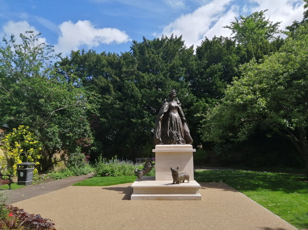 Statue Of Elizabeth 11-奥克姆必去景点