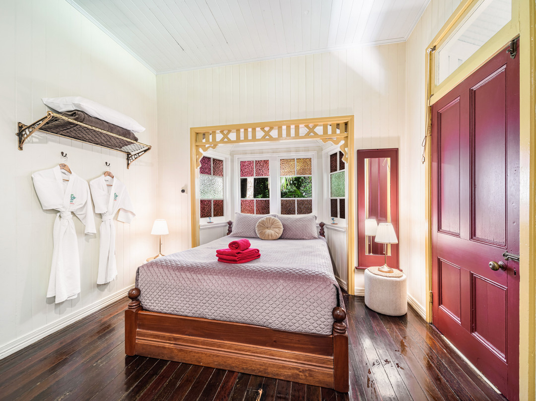 Secrets On The Lake主图