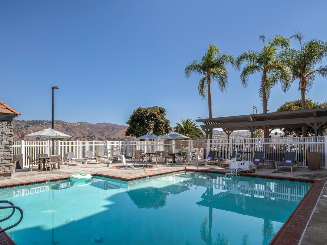 约巴林达艾瑞斯套房酒店主图