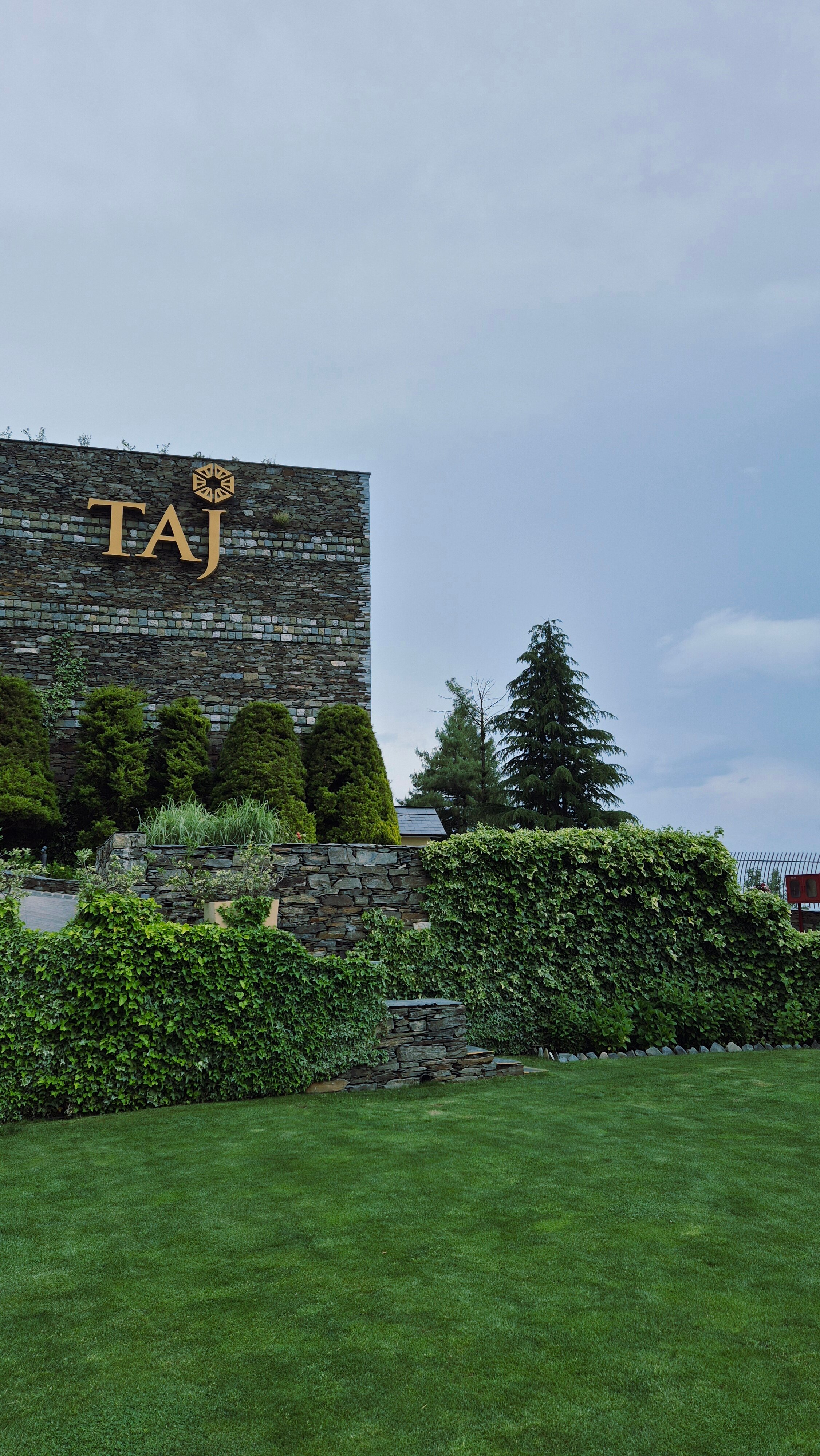 Taj Theog Resort & Spa-浴室