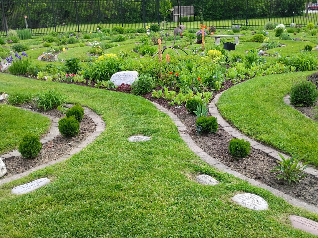 Labyrinth Garden Earth Sculpture景点图片