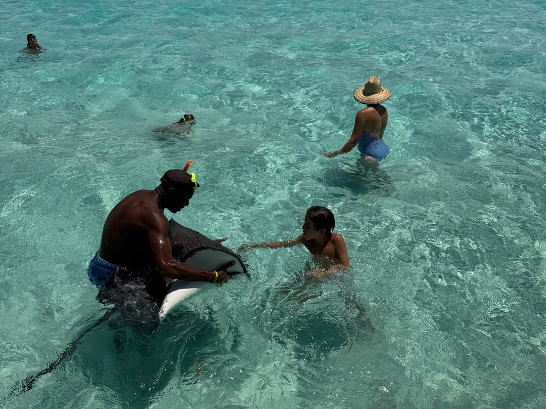 CAPTAIN VERNON CHARTERS LTD-西湾必去景点