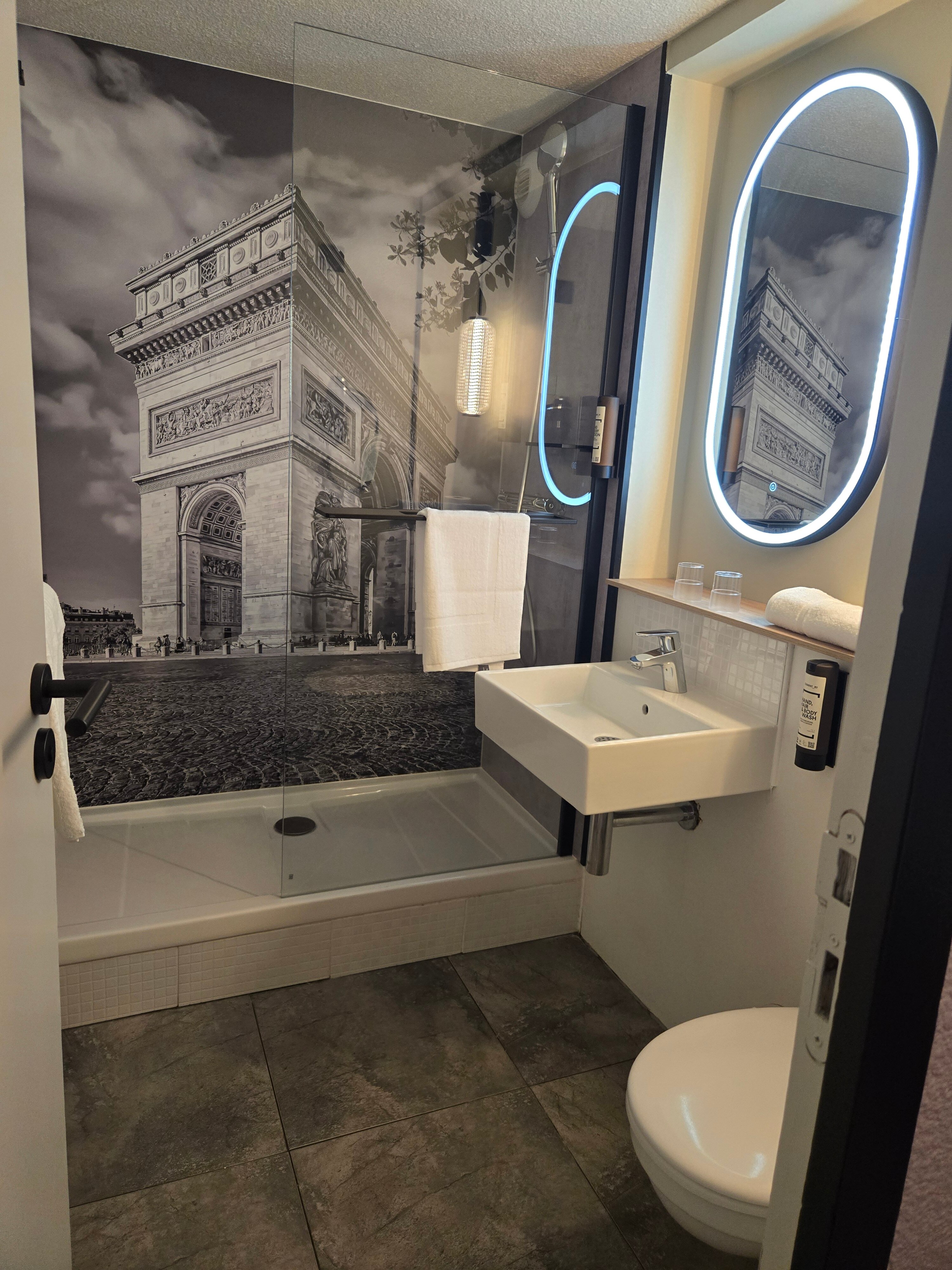 Hotel Campanile Epinay Sur Orge-浴室