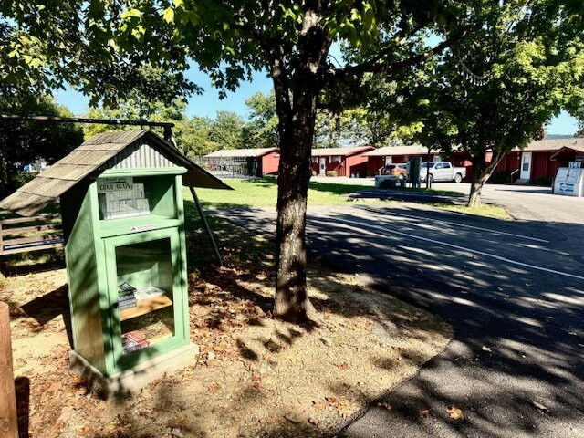 Happy Hollow Resort主图