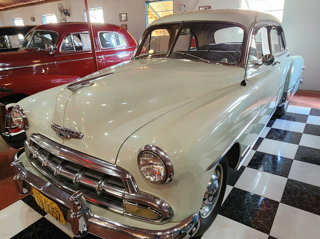 Museu Do Automovel Da Estrada Real-蒂拉登特斯必去景点