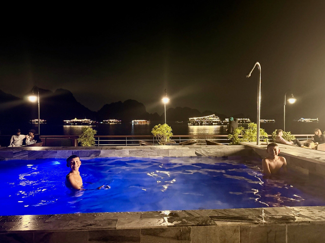 Erina Cruise-下龙湾必去景点